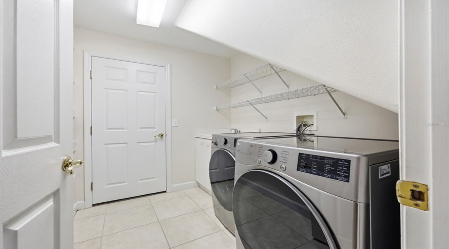 ORLANDO, Florida 32836, 5 Bedrooms Bedrooms, ,4 BathroomsBathrooms,Residential,For Sale,GIOVANA,0,MFRO6397884