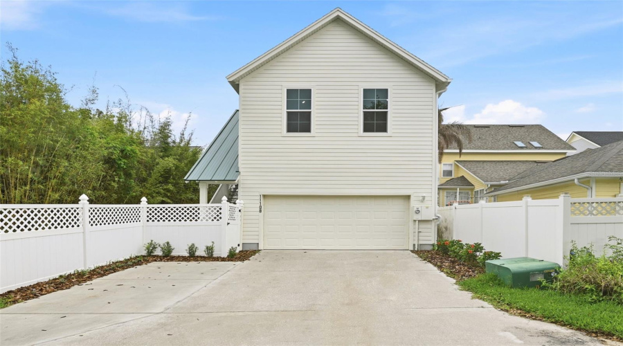 Garage with 3rd parking pad