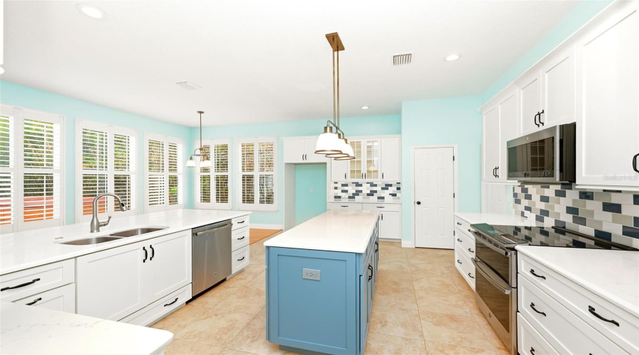 KISSIMMEE, Florida 34747, 6 Bedrooms Bedrooms, ,4 BathroomsBathrooms,Residential,For Sale,RUSH,0,MFRO6394888