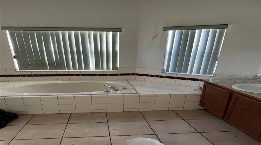 KISSIMMEE, Florida 34746, 4 Bedrooms Bedrooms, ,2 BathroomsBathrooms,Residential,For Sale,LUGANO,0,MFRS5143430