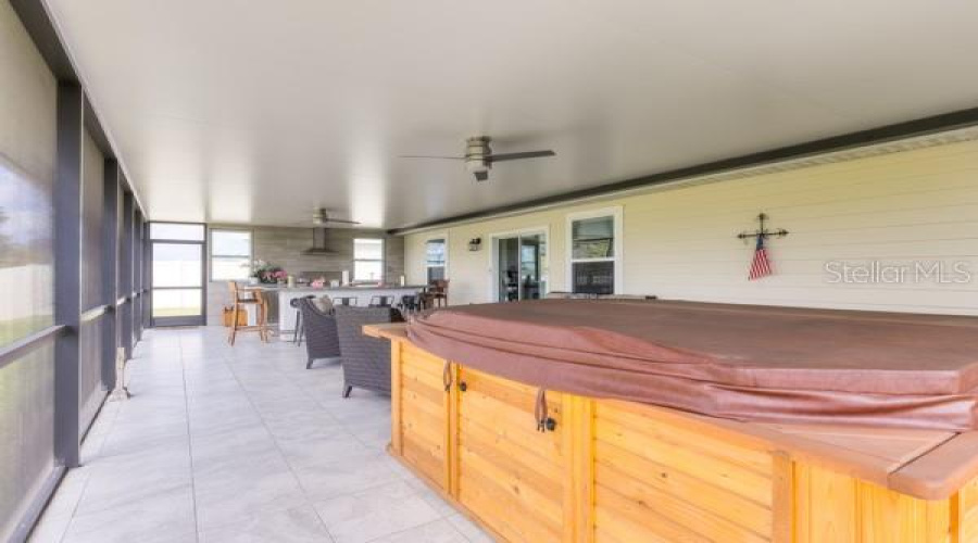 Hot-tub in lanai