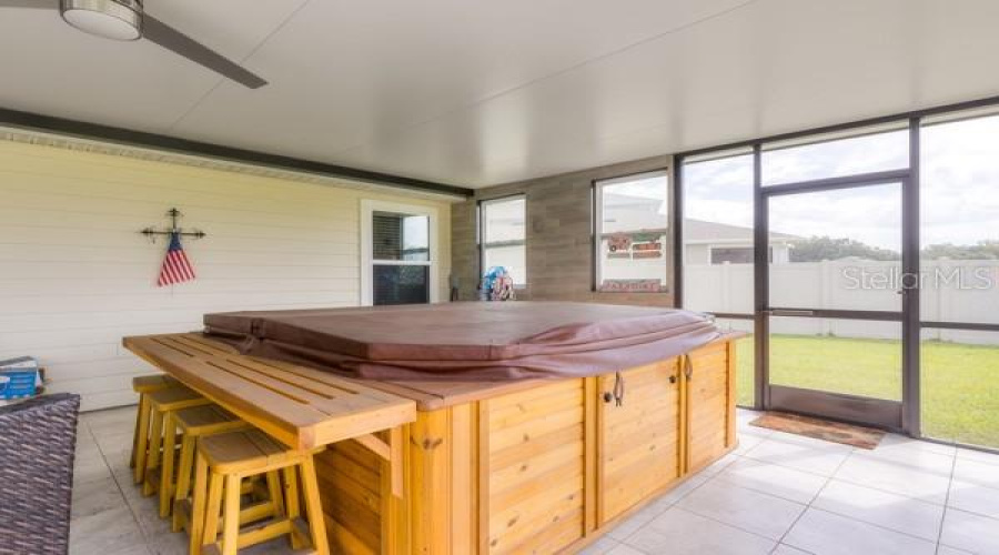 Hot-tub in lanai