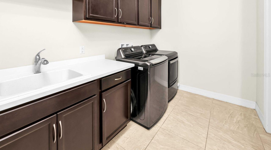 Spacious utility room with a washer & dryer