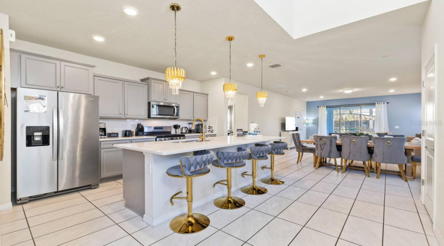 DAVENPORT, Florida 33837, 6 Bedrooms Bedrooms, ,4 BathroomsBathrooms,Residential,For Sale,MISTY OAK,0,MFRO6398522