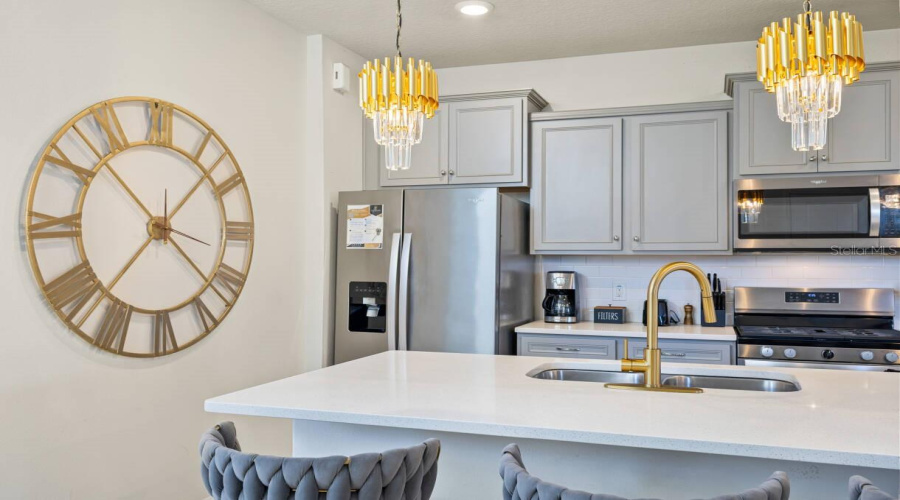 DAVENPORT, Florida 33837, 6 Bedrooms Bedrooms, ,4 BathroomsBathrooms,Residential,For Sale,MISTY OAK,0,MFRO6398522