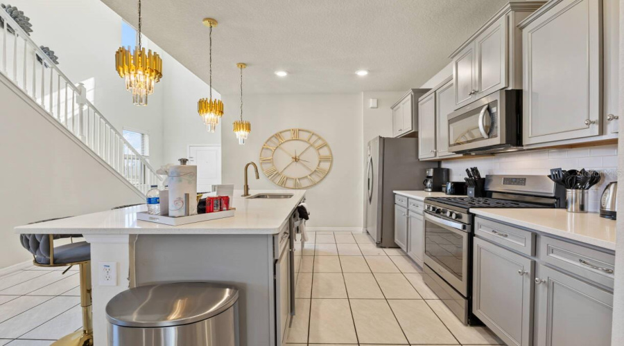 DAVENPORT, Florida 33837, 6 Bedrooms Bedrooms, ,4 BathroomsBathrooms,Residential,For Sale,MISTY OAK,0,MFRO6398522