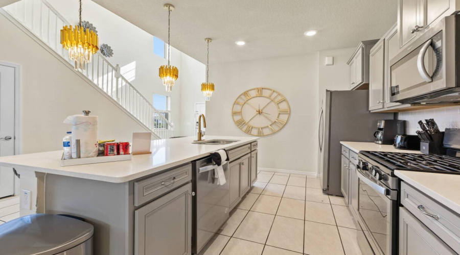 DAVENPORT, Florida 33837, 6 Bedrooms Bedrooms, ,4 BathroomsBathrooms,Residential,For Sale,MISTY OAK,0,MFRO6398522