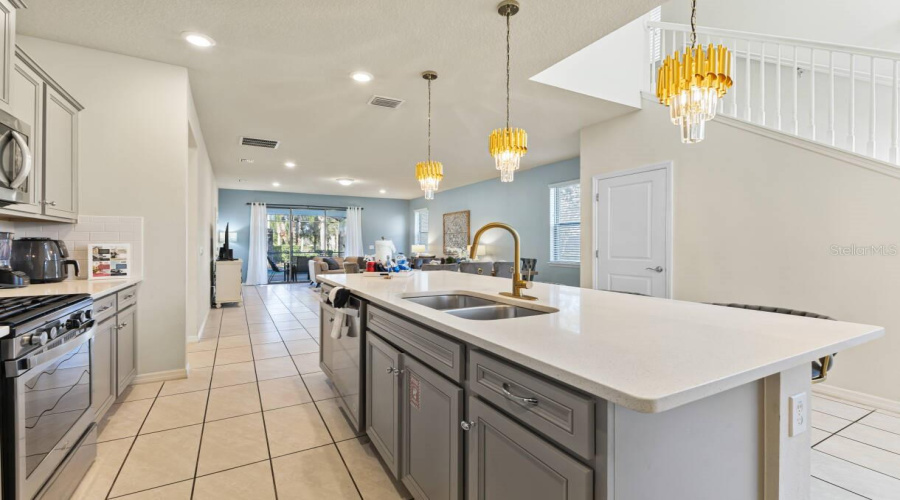 DAVENPORT, Florida 33837, 6 Bedrooms Bedrooms, ,4 BathroomsBathrooms,Residential,For Sale,MISTY OAK,0,MFRO6398522