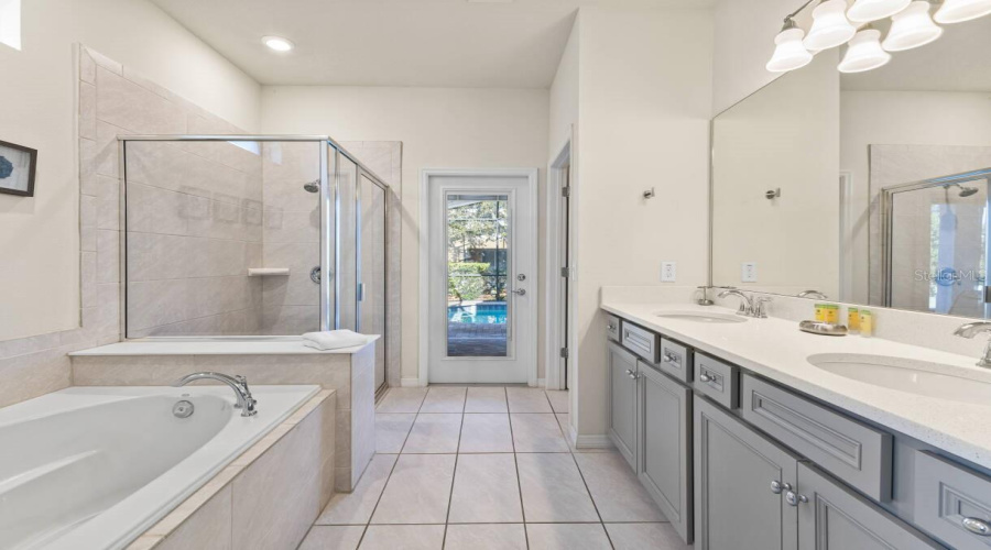 DAVENPORT, Florida 33837, 6 Bedrooms Bedrooms, ,4 BathroomsBathrooms,Residential,For Sale,MISTY OAK,0,MFRO6398522