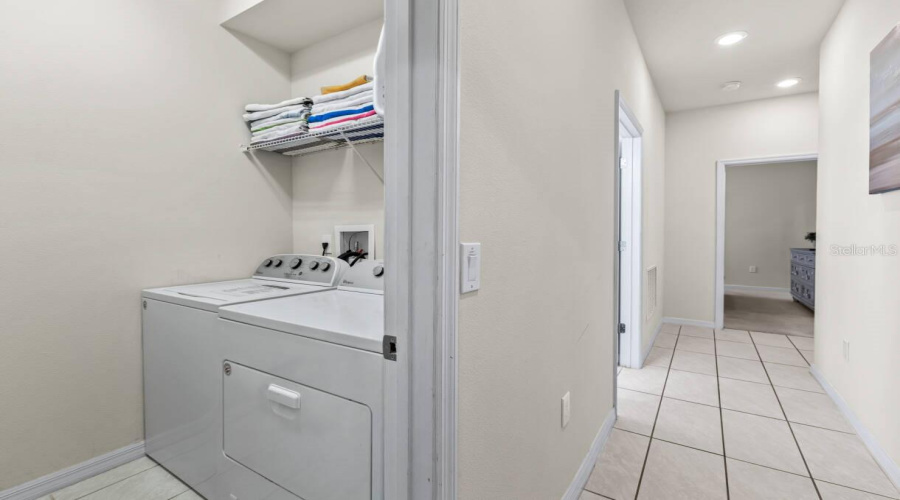 DAVENPORT, Florida 33837, 6 Bedrooms Bedrooms, ,4 BathroomsBathrooms,Residential,For Sale,MISTY OAK,0,MFRO6398522
