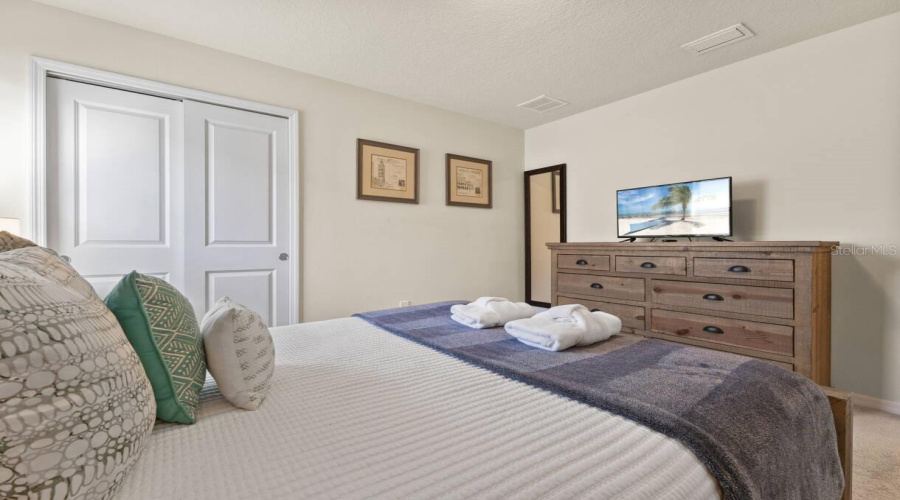 DAVENPORT, Florida 33837, 6 Bedrooms Bedrooms, ,4 BathroomsBathrooms,Residential,For Sale,MISTY OAK,0,MFRO6398522