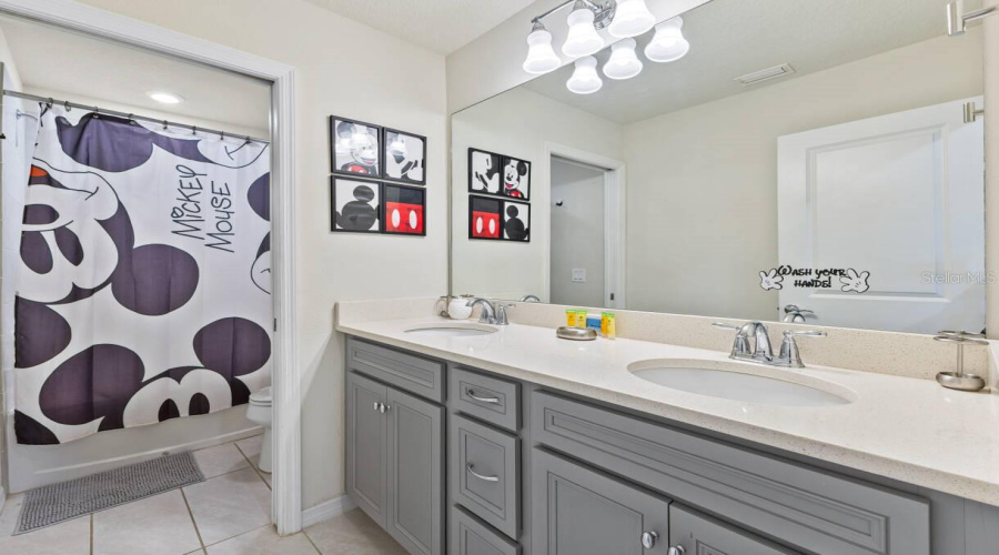DAVENPORT, Florida 33837, 6 Bedrooms Bedrooms, ,4 BathroomsBathrooms,Residential,For Sale,MISTY OAK,0,MFRO6398522