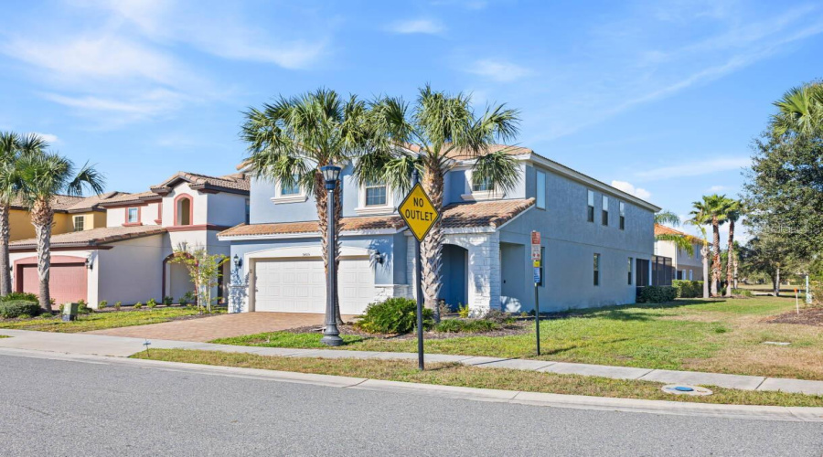DAVENPORT, Florida 33837, 6 Bedrooms Bedrooms, ,4 BathroomsBathrooms,Residential,For Sale,MISTY OAK,0,MFRO6398522