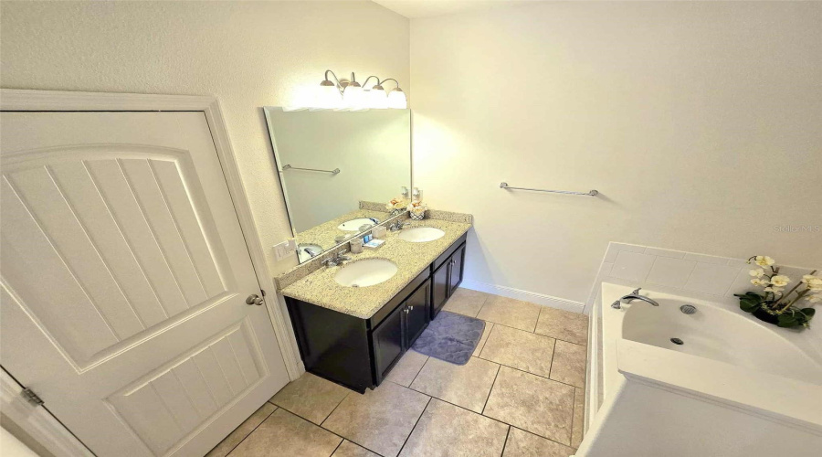 DAVENPORT, Florida 33837, 5 Bedrooms Bedrooms, ,4 BathroomsBathrooms,Residential,For Sale,WILDWOOD,0,MFRA4689430