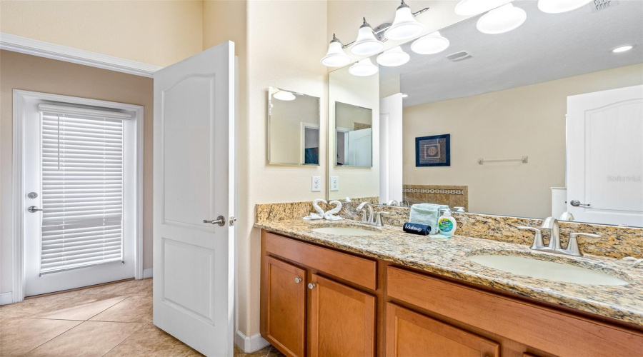 DAVENPORT, Florida 33896, 8 Bedrooms Bedrooms, ,5 BathroomsBathrooms,Residential,For Sale,MOON VALLEY,0,MFRO6398314