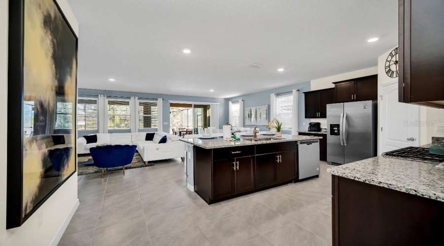 DAVENPORT, Florida 33837, 6 Bedrooms Bedrooms, ,5 BathroomsBathrooms,Residential,For Sale,OAKMOSS,0,MFRTB8412239