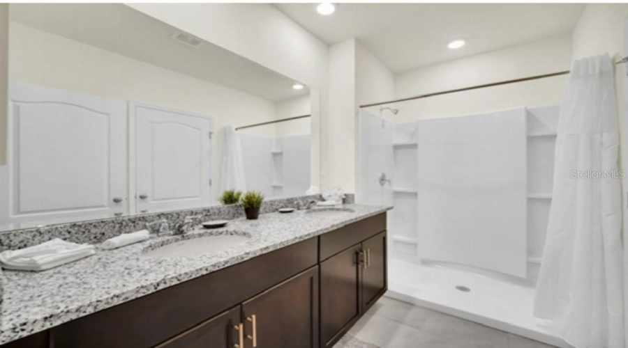 DAVENPORT, Florida 33837, 6 Bedrooms Bedrooms, ,5 BathroomsBathrooms,Residential,For Sale,OAKMOSS,0,MFRTB8412239