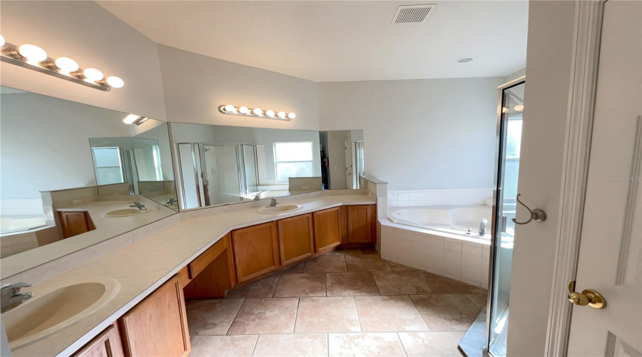 KISSIMMEE, Florida 34746, 4 Bedrooms Bedrooms, ,3 BathroomsBathrooms,Residential,For Sale,NORTHWOODS,0,MFRO6399299