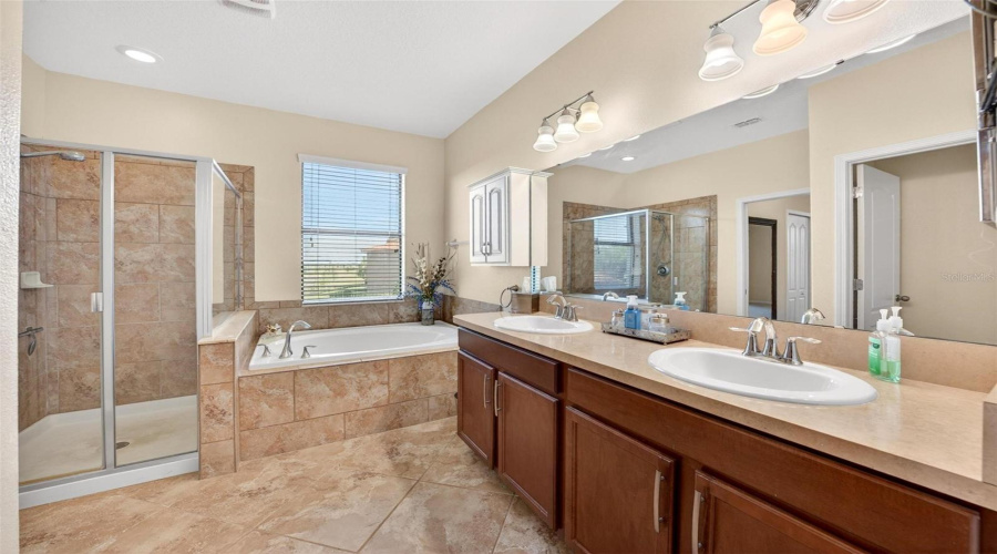 DAVENPORT, Florida 33896, 3 Bedrooms Bedrooms, ,2 BathroomsBathrooms,Residential,For Sale,LONG COVE,0,MFRA4690101