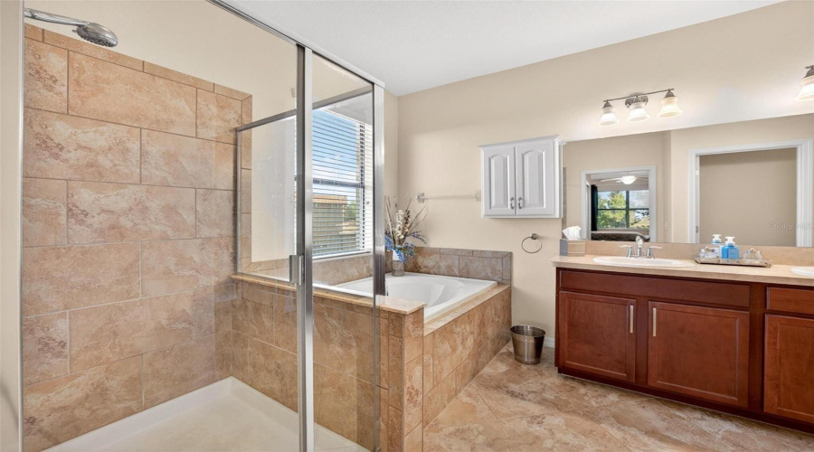 DAVENPORT, Florida 33896, 3 Bedrooms Bedrooms, ,2 BathroomsBathrooms,Residential,For Sale,LONG COVE,0,MFRA4690101