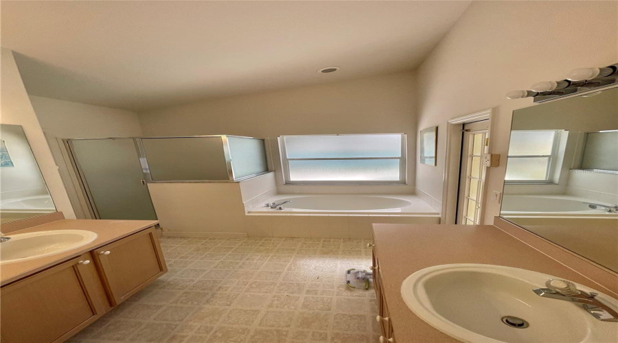 KISSIMMEE, Florida 34747, 4 Bedrooms Bedrooms, ,3 BathroomsBathrooms,Residential,For Sale,LA JOLLA,0,MFRS5147944