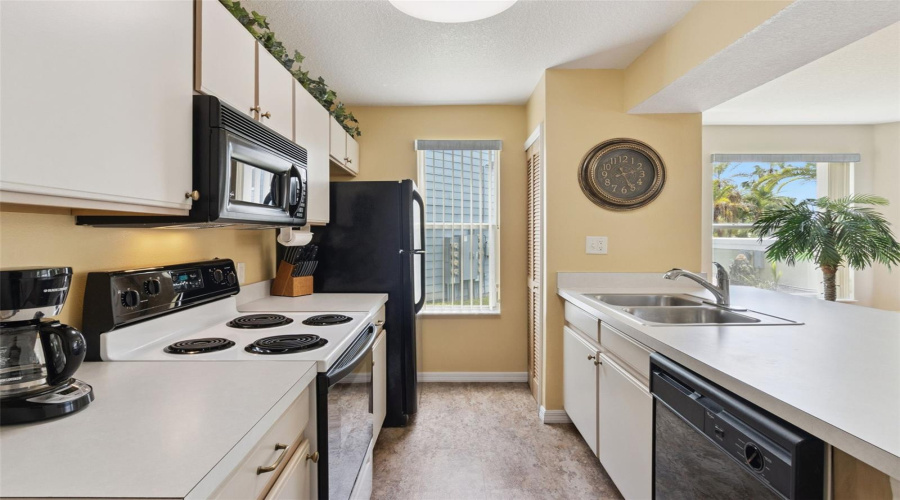 KISSIMMEE, Florida 34747, 4 Bedrooms Bedrooms, ,3 BathroomsBathrooms,Residential,For Sale,KNIGHTSBRIDGE,0,MFRO6397982