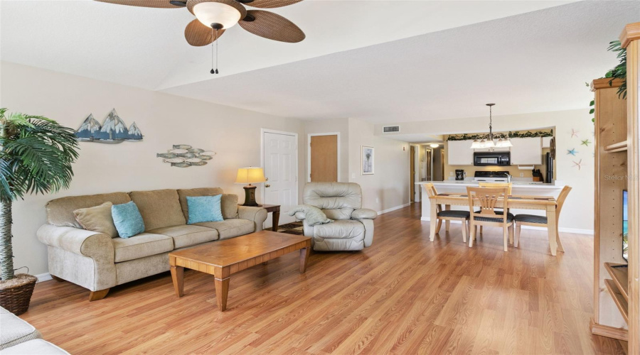 KISSIMMEE, Florida 34747, 4 Bedrooms Bedrooms, ,3 BathroomsBathrooms,Residential,For Sale,KNIGHTSBRIDGE,0,MFRO6397982