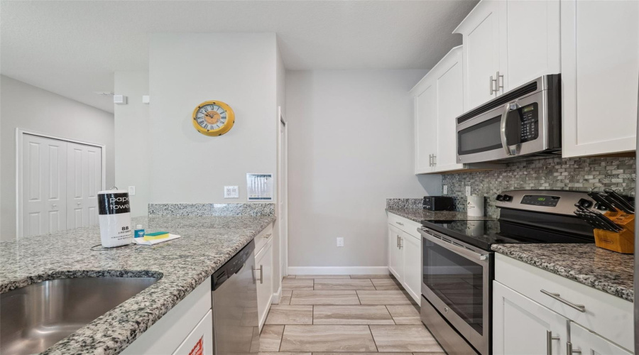 DAVENPORT, Florida 33896, 5 Bedrooms Bedrooms, ,4 BathroomsBathrooms,Residential,For Sale,MOON VALLEY,0,MFRS5147968