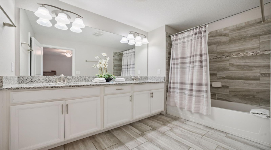 DAVENPORT, Florida 33896, 5 Bedrooms Bedrooms, ,4 BathroomsBathrooms,Residential,For Sale,MOON VALLEY,0,MFRS5147968