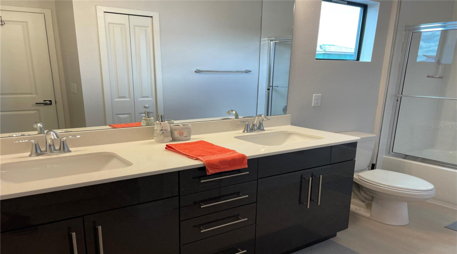 Upstairs Full Bathroom