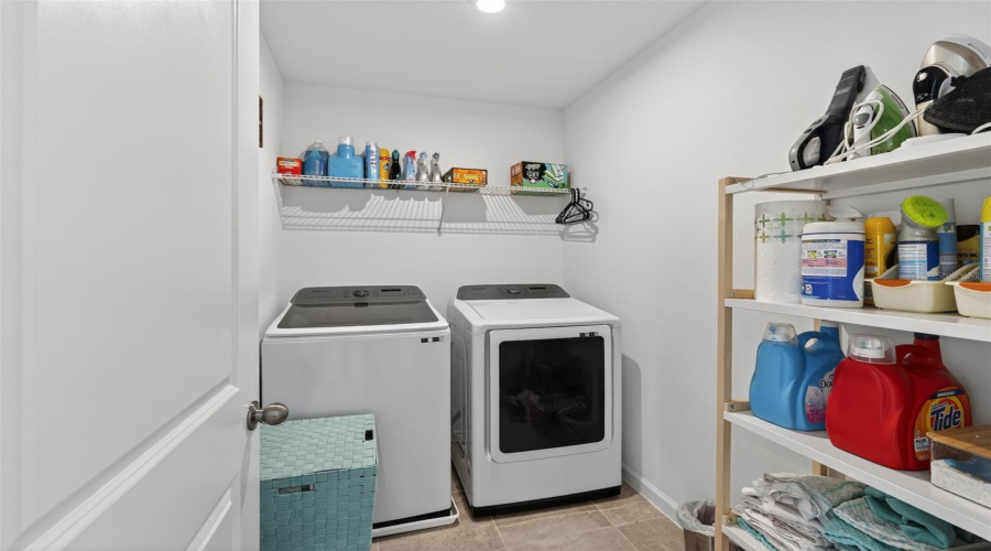 KISSIMMEE, Florida 34747, 5 Bedrooms Bedrooms, ,3 BathroomsBathrooms,Residential,For Sale,LAKESHORE BREEZE,0,MFRO6399978