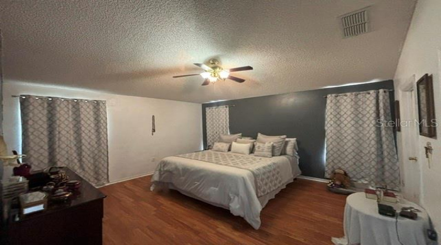 Spacious Primary Room