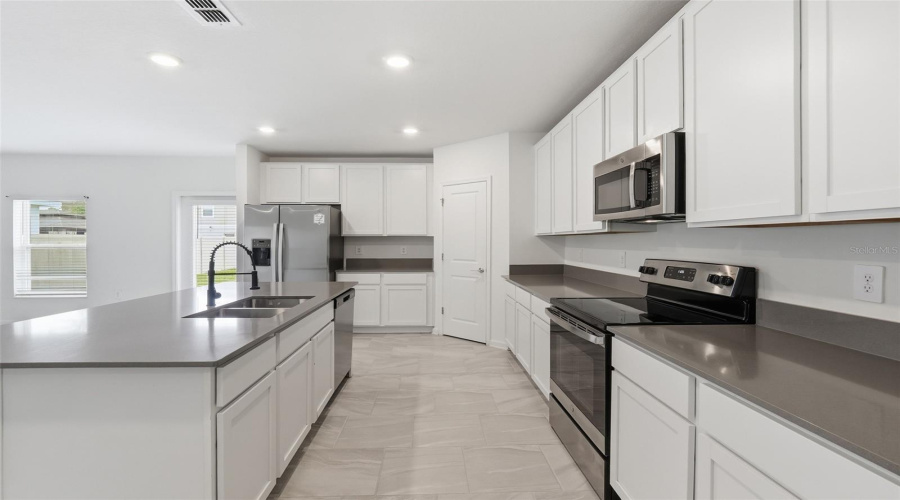 DAVENPORT, Florida 33837, 5 Bedrooms Bedrooms, ,2 BathroomsBathrooms,Residential,For Sale,JETT,0,MFRO6399602