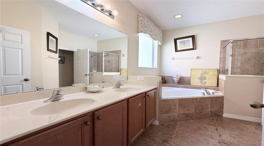 KISSIMMEE, Florida 34746, 6 Bedrooms Bedrooms, ,4 BathroomsBathrooms,Residential,For Sale,DHARMA,0,MFRO6400397