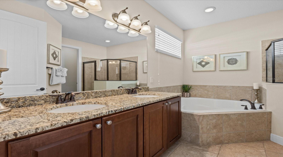 KISSIMMEE, Florida 34747, 5 Bedrooms Bedrooms, ,5 BathroomsBathrooms,Residential,For Sale,DESERT MOUNTAIN,0,MFRO6400399