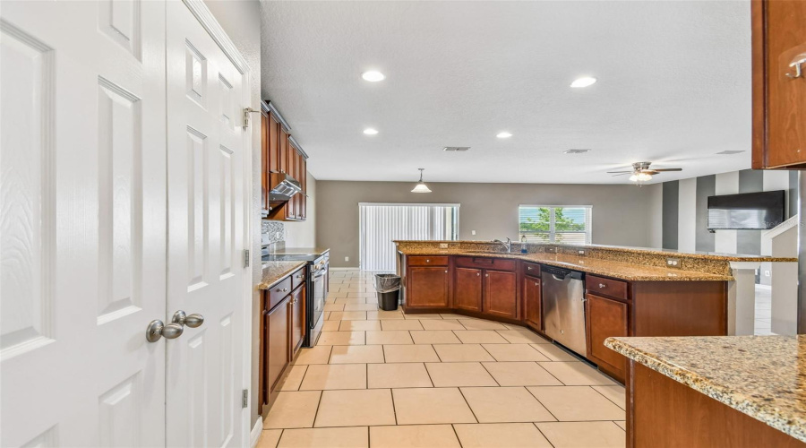 DAVENPORT, Florida 33897, 6 Bedrooms Bedrooms, ,3 BathroomsBathrooms,Residential,For Sale,WILLIAMSON,0,MFRTB8499367