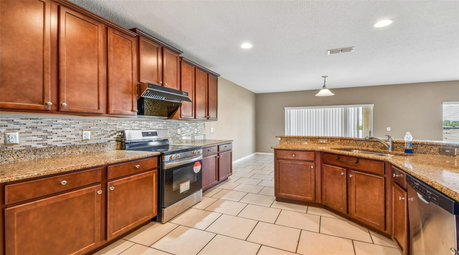 DAVENPORT, Florida 33897, 6 Bedrooms Bedrooms, ,3 BathroomsBathrooms,Residential,For Sale,WILLIAMSON,0,MFRTB8499367