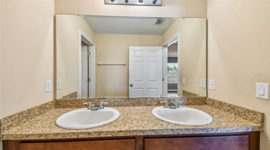 DAVENPORT, Florida 33897, 6 Bedrooms Bedrooms, ,3 BathroomsBathrooms,Residential,For Sale,WILLIAMSON,0,MFRTB8499367
