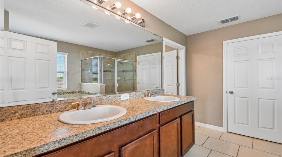 DAVENPORT, Florida 33897, 6 Bedrooms Bedrooms, ,3 BathroomsBathrooms,Residential,For Sale,WILLIAMSON,0,MFRTB8499367
