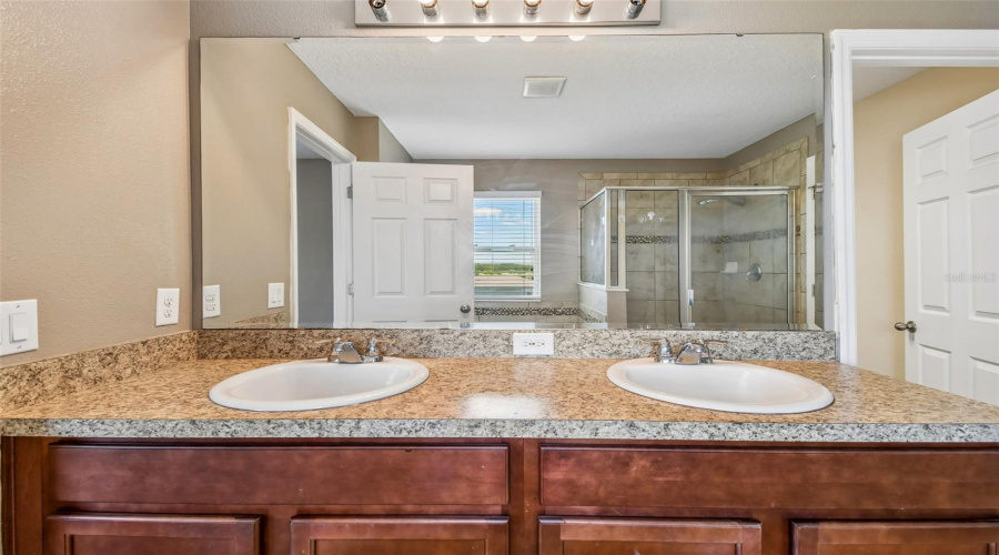 DAVENPORT, Florida 33897, 6 Bedrooms Bedrooms, ,3 BathroomsBathrooms,Residential,For Sale,WILLIAMSON,0,MFRTB8499367