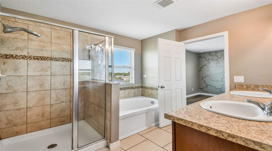 DAVENPORT, Florida 33897, 6 Bedrooms Bedrooms, ,3 BathroomsBathrooms,Residential,For Sale,WILLIAMSON,0,MFRTB8499367