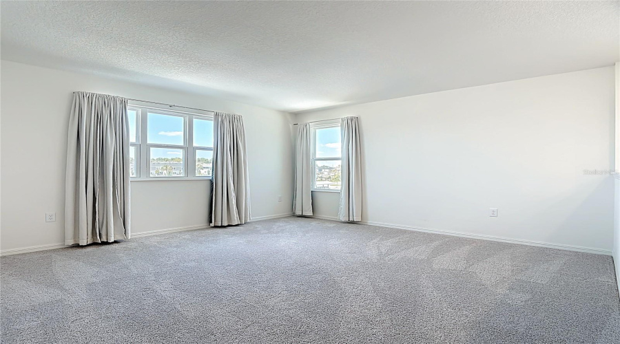 Spacious loft perfect for enternainment or a home office