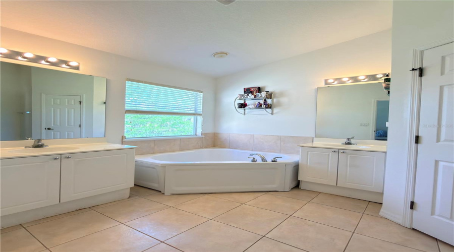 KISSIMMEE, Florida 34746, 4 Bedrooms Bedrooms, ,3 BathroomsBathrooms,Residential,For Sale,CLUB CORTILE,0,MFRO6400476