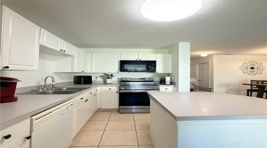 KISSIMMEE, Florida 34746, 4 Bedrooms Bedrooms, ,3 BathroomsBathrooms,Residential,For Sale,CLUB CORTILE,0,MFRO6400476