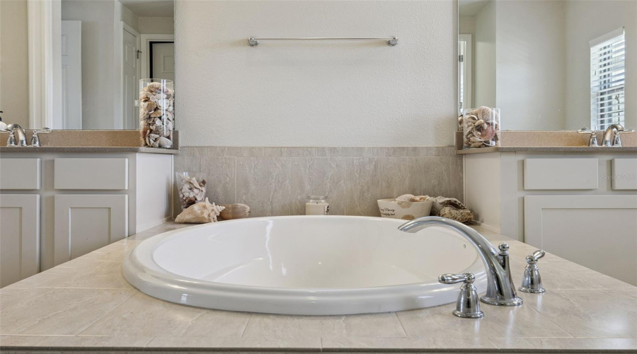 ORLANDO, Florida 32836, 5 Bedrooms Bedrooms, ,4 BathroomsBathrooms,Residential,For Sale,ROYAL ESTATES,0,MFRO6399305