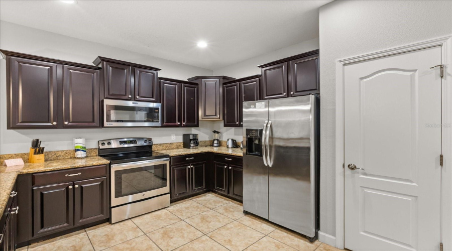 DAVENPORT, Florida 33896, 7 Bedrooms Bedrooms, ,5 BathroomsBathrooms,Residential,For Sale,MYRTLEWOOD,0,MFRO6400660