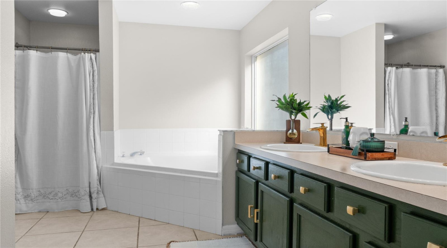 DAVENPORT, Florida 33897, 5 Bedrooms Bedrooms, ,3 BathroomsBathrooms,Residential,For Sale,LANGHAM,0,MFRO6372795