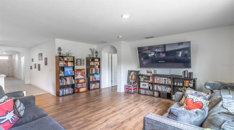 DAVENPORT, Florida 33897, 4 Bedrooms Bedrooms, ,2 BathroomsBathrooms,Residential,For Sale,FOX SQUIRREL,0,MFRO6401376