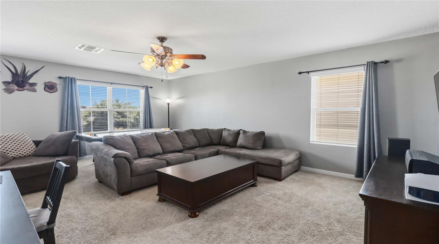 Spacious 2nd floor loft, flex or living area