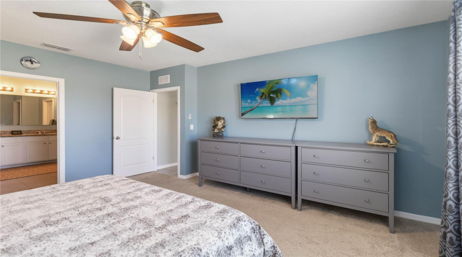 Primary suite, Main Floor, with en-suite and walk in closet